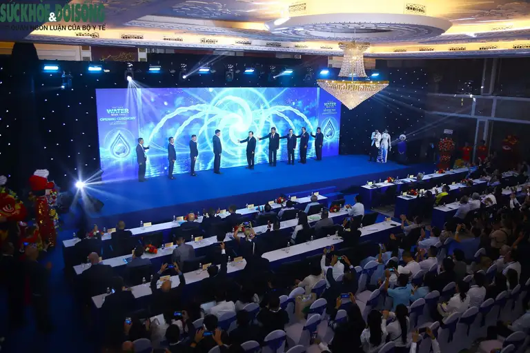 Các đại biểu thực hiện nghi lễ khai mạc Tuần lễ ngành nước Việt Nam - Vietnam Water Week 2026 với chủ đề "Chuyển đổi số và tăng cường khả năng thích ứng của ngành nước trong kỷ nguyên mới". (Ảnh Thành Long)