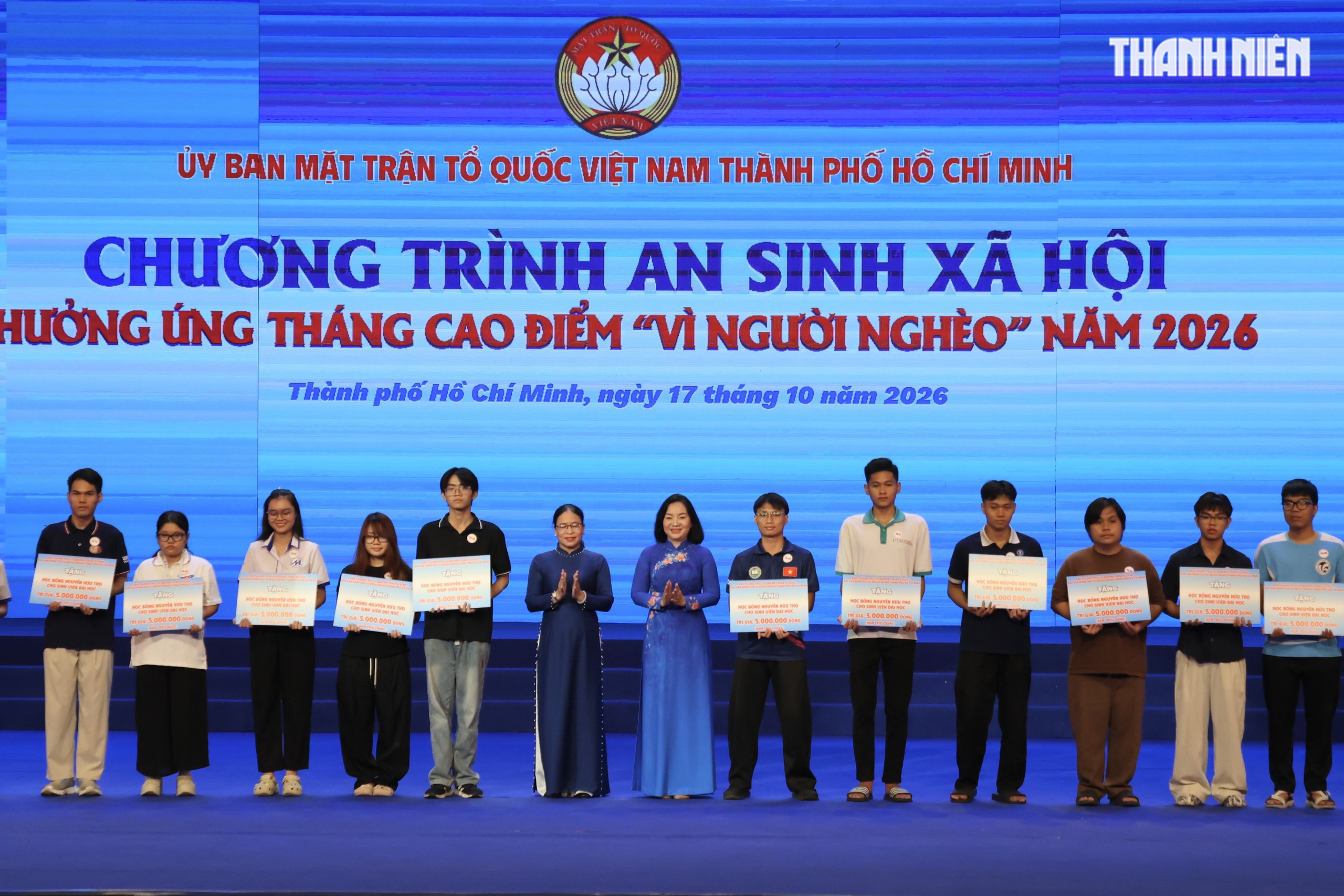 Phó chủ tịch Thường trực Ủy ban MTTQ Việt Nam TP.HCM Trương Thị Bích Hạnh (thứ 7 từ trái sang), trao học bổng Nguyễn Hữu Thọ đến học sinh, sinh viên hoàn cảnh khó khăn