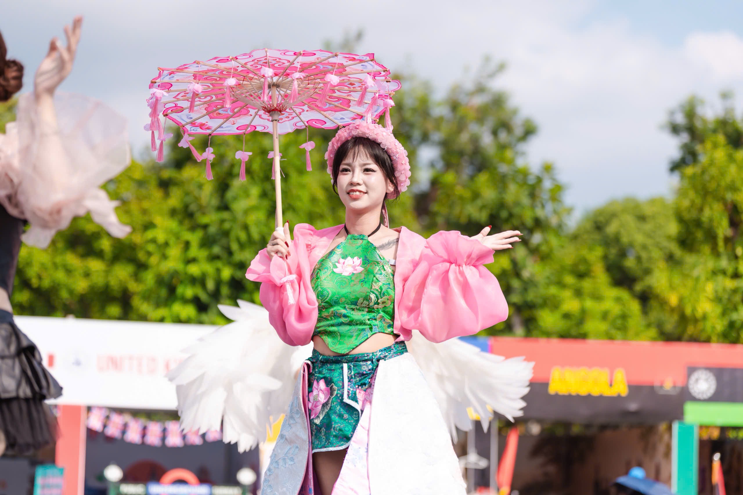 Hơn 50 bộ trang phục đậm chất văn hóa trong game được trình diễn giữa không gian văn hóa quốc tế