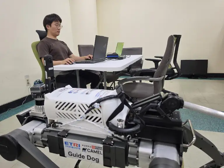 Mẫu robot Guide Dog do nhóm nghiên cứu phát triển - Ảnh: MAEIL BUSINESS