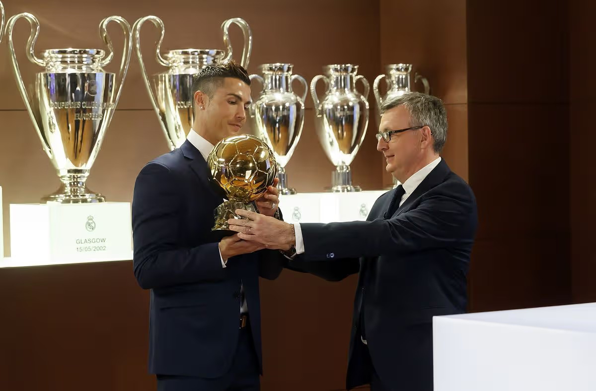 Ông Ferre (phải) trong một lần trao Quả bóng vàng cho Ronaldo - Ảnh: GETTY IMAGES