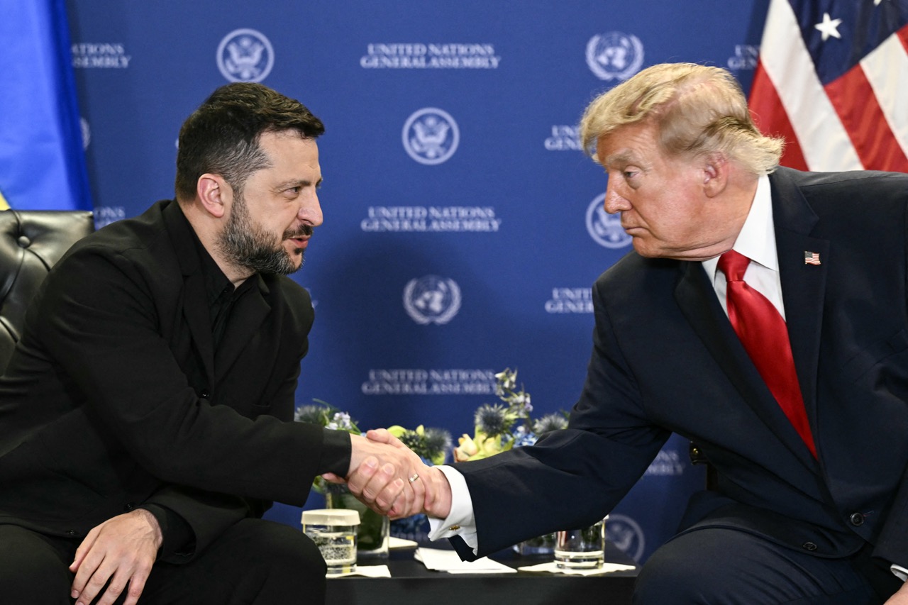 Tổng thống Mỹ Donald Trump gặp Tổng thống Ukraine Volodymyr Zelensky bên lề Đại hội đồng Liên hợp quốc - Ảnh: AFP