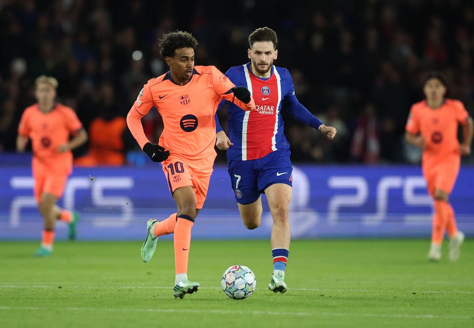 Barca (trái) nhận thất bại 2-4 trước PSG - Ảnh: REUTERS