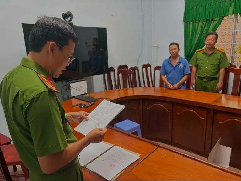 Cơ quan công an tống đạt quyết định khởi tố, bắt tạm giam bị can Lê Văn Đầy
