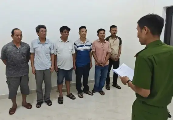 Nghi phạm Nguyễn Đức Khoa (thứ 3 từ trái sang) và Lê Phước Tú (thứ 5 từ trái sang) được xác định giữ vai trò tổ chức, điều hành đường dây cá độ bóng đá qua mạng