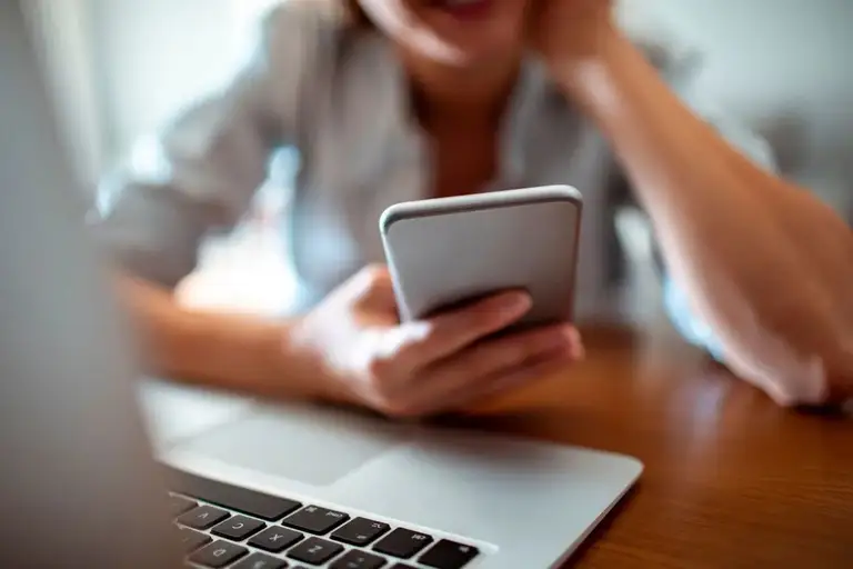 Người trẻ không cố ý phân biệt giữa smartphone - laptop cho các mục đích cá nhân và chuyên nghiệp - Ảnh: AFP