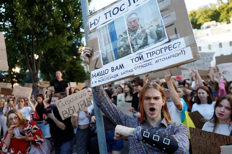 Đây là ngày thứ hai người dân Ukraine biểu tình phản đối quyết định miễn nhiệm Bộ trưởng Quốc phòng của ông Zelensky - Ảnh: REUTERS