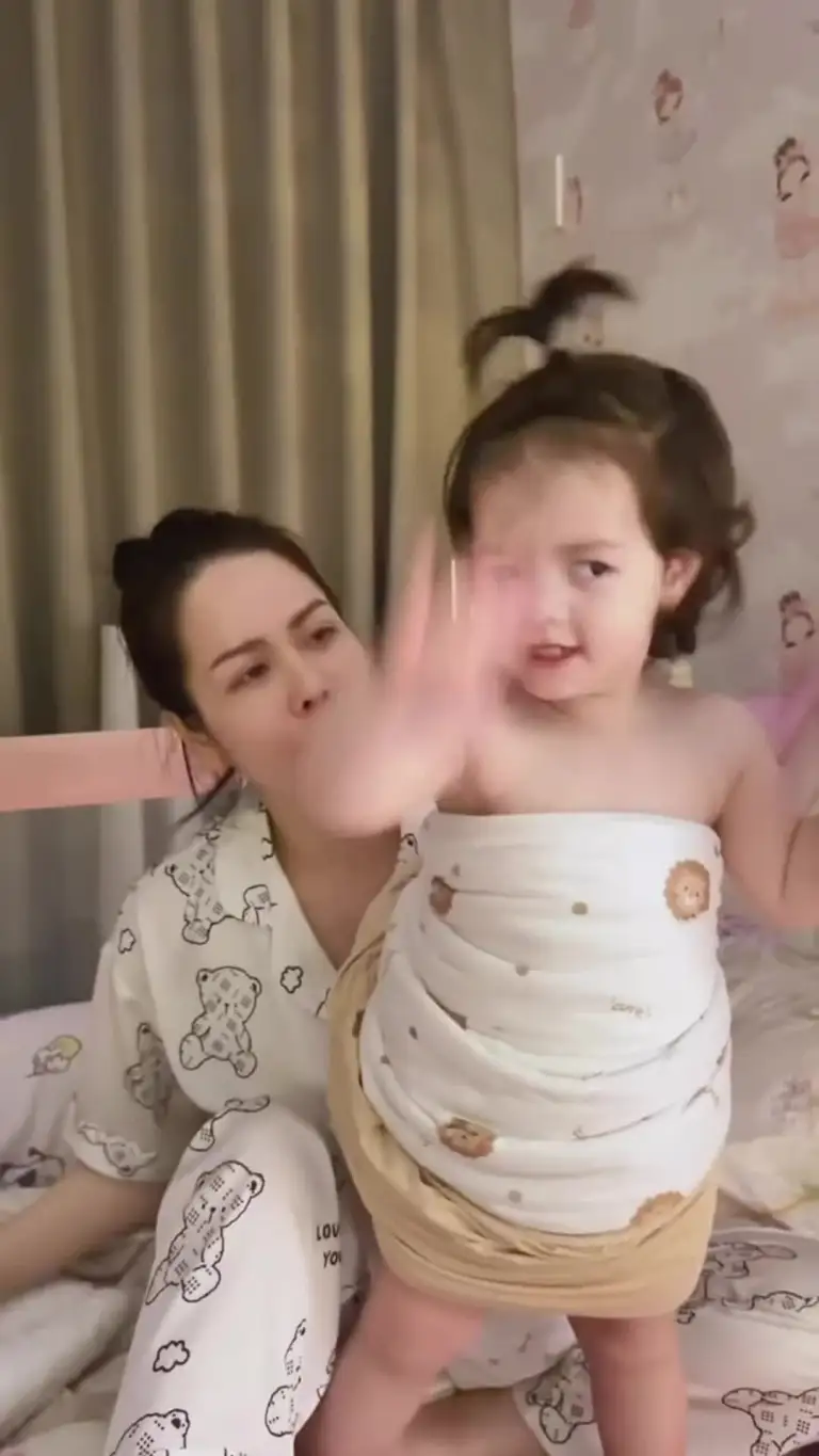 Nhật Kim Anh chơi đùa, quấn quýt bên con gái