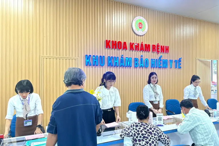 Mọi người đến với Bệnh viện Quân y 121