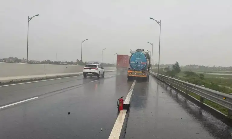 Xe đầu kéo hỏng trên cao tốc Hải Phòng - Móng Cái, tài xế cảnh báo phương tiện phía sau nhưng không bảo đảm khoảng cách tối thiểu, ngày 22/8. Ảnh: Cục CSGT