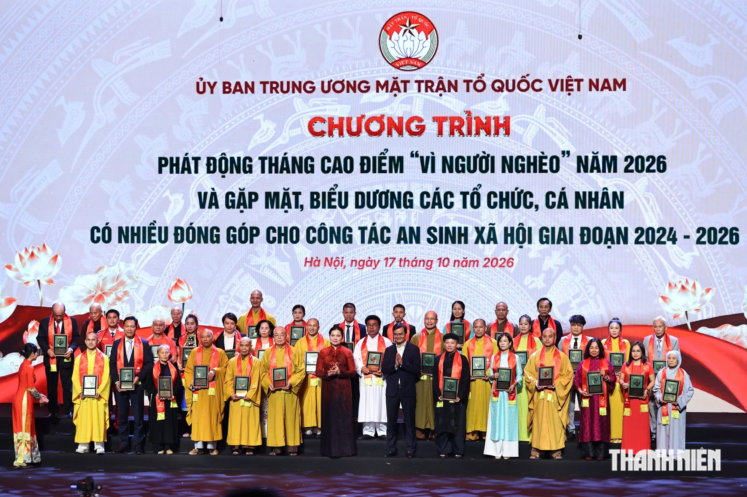 Ban tổ chức vinh danh các tập thể và cá nhân tiêu biểu tại chương trình
