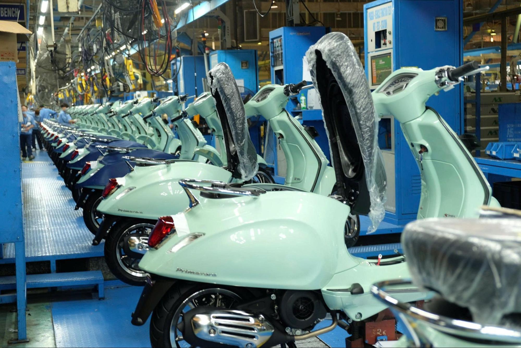 Dây chuyền lắp ráp xe Vespa tại nhà máy Piaggio Việt Nam.