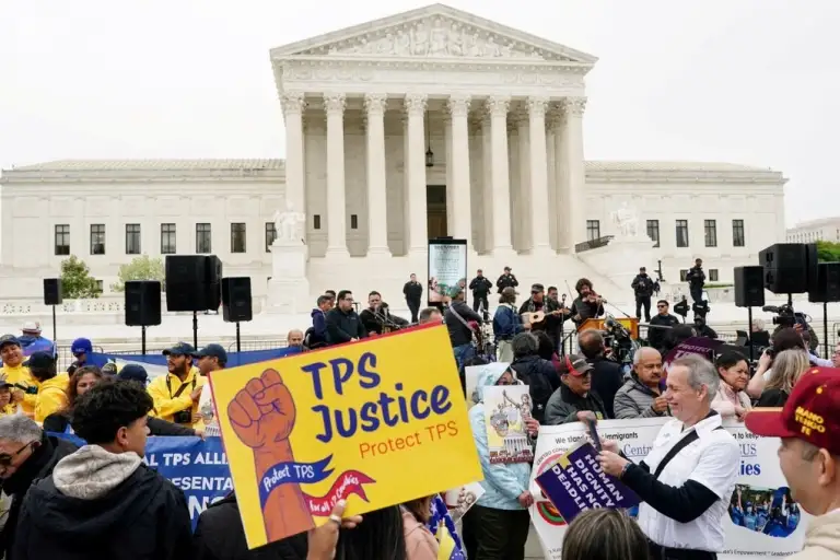 Người biểu tình tập trung bên ngoài Tòa án Tối cao phản đối phán quyết dừng chương trình TPS vào tháng 4. Ảnh: Reuters
