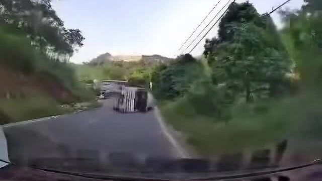 Tình huống tương tự, x e tải ôm cua tốc độ cao bị đổ ngang xô vào ôtô ở hướng ngược chiều, hôm 1/8 tại đường 29, Văn Bản, Lao Cai. Video: CTV