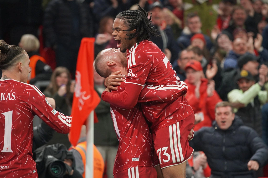 Mac Allister (giữa) ăn mừng bàn nâng tỷ số lên 3-2 cùng Rio Ngumoha trong trận Liverpool thắng Villarreal 4-3 tại sân Anfield, Liverpool, Anh ngày 20/10/2026. Ảnh: AP