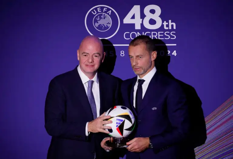 Chủ tịch FIFA Gianni Infantino (trái) và Chủ tịch UEFA Aleksander Ceferin tại Đại hội UEFA ở Maison de la Mutualité, Paris, Pháp, ngày 8/2/2024. Ảnh: Reuters