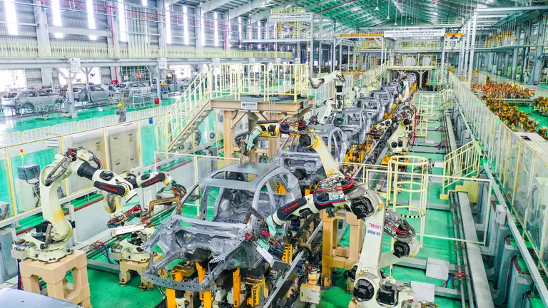 Dây chuyền hàn robot tại nhà máy Thaco Mazda, Đà Nẵng, tháng 12/2025. Ảnh: Văn Minh