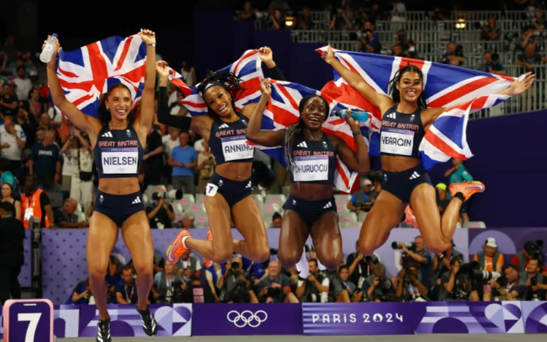 Các nữ vận động viên Anh giành HC đồng môn chạy tiếp sức 4x400m ở Olympic Paris 2024. Ảnh: Reuters