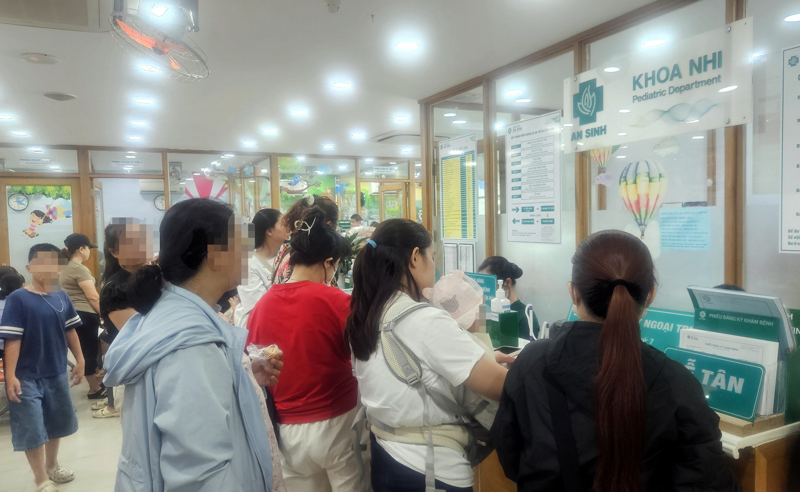 Các phụ huynh đưa con đi khám tại Bệnh viện đa khoa An Sinh
