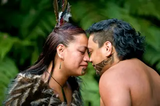 Áp mũi và trán vào nhau là cách chào hỏi của cộng đồng Māori ở New Zealand - Ảnh: Frans Lemmens/Getty Images