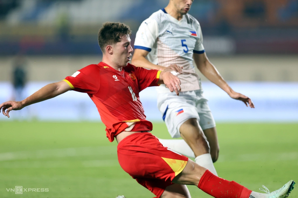 Williams Minh Hoàng trong pha kiến tạo để Đình Bắc ghi bàn giúp Việt Nam thắng Philippines 1-0 ở lượt đầu bảng B hạng Nhất FIFA ASEAN Cup 2026 trên sân Si Jalak Harupat, thành phố Bandung, Indonesia tối 26/9/2026. Ảnh: Đức Đồng