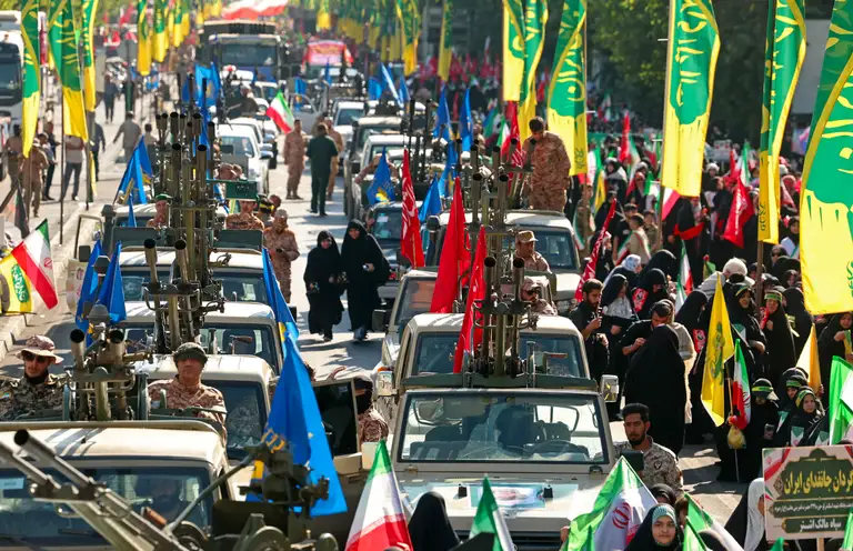 Các thành viên lực lượng bán quân sự Basij của Iran tham gia cuộc tập hợp quân sự mang tên "Janfada-ye-Iran" hôm 18-9 - Ảnh: AFP