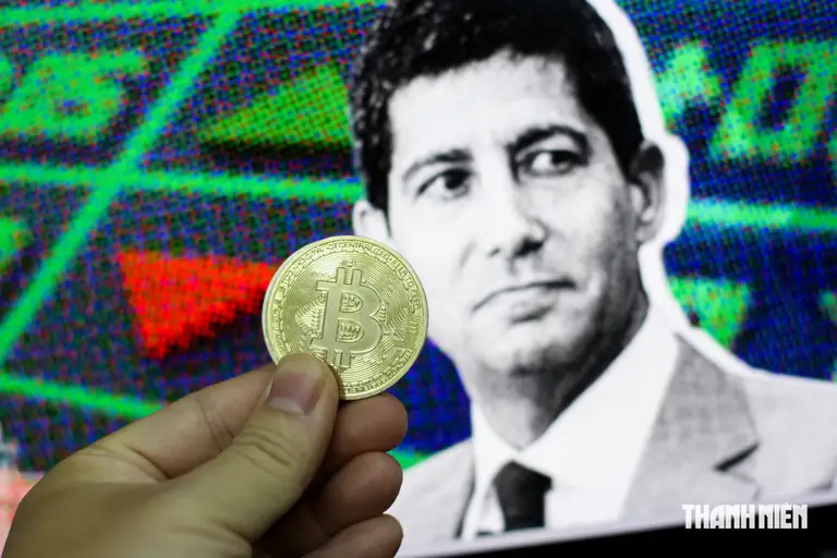Đồng xu biểu tượng Bitcoin trước chân dung Chủ tịch Fed