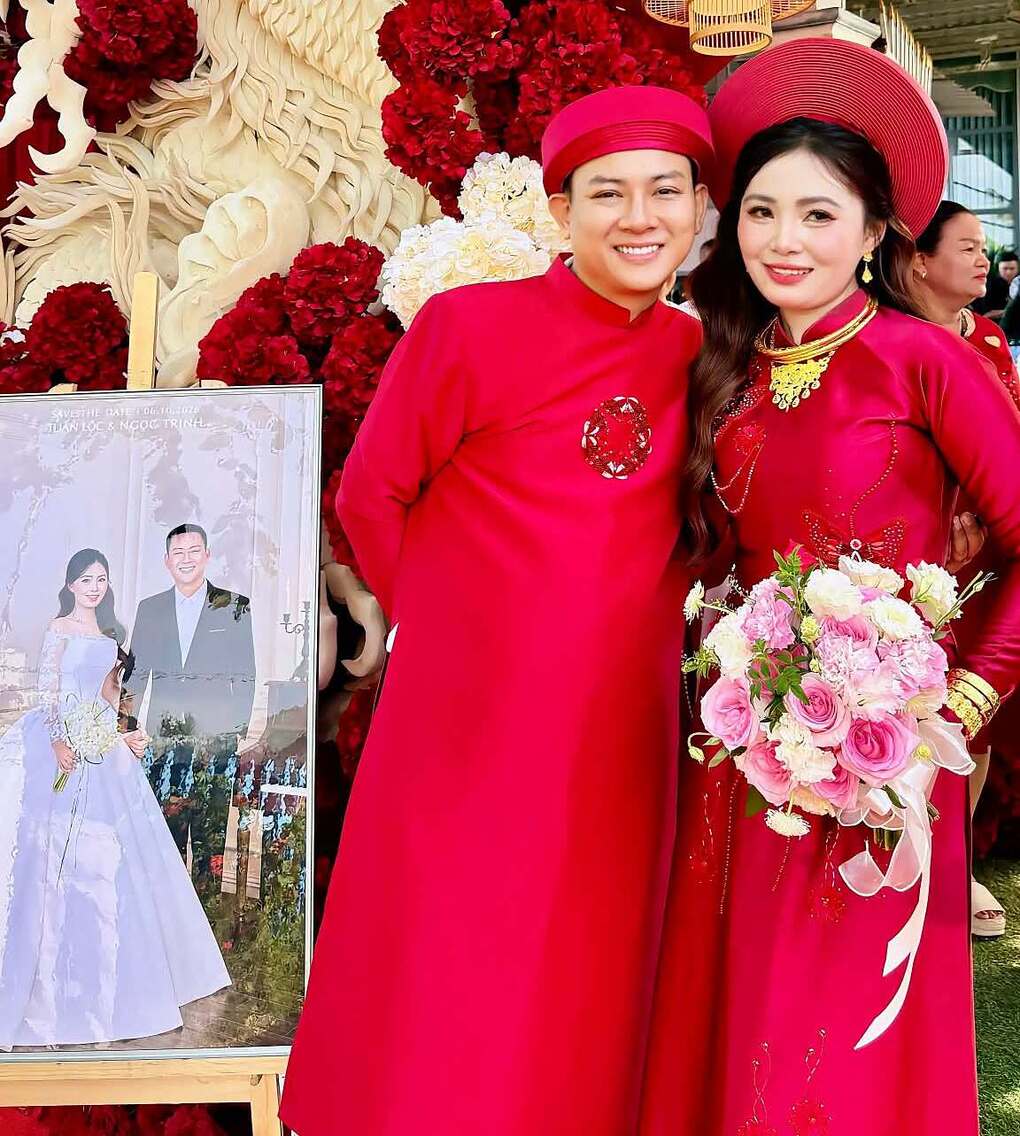 Hoài Lâm và vợ chụp hình kỷ niệm trước khi lên sân khấu làm lễ. Cô dâu Ngọc Trinh 22 tuổi, kinh doanh online.