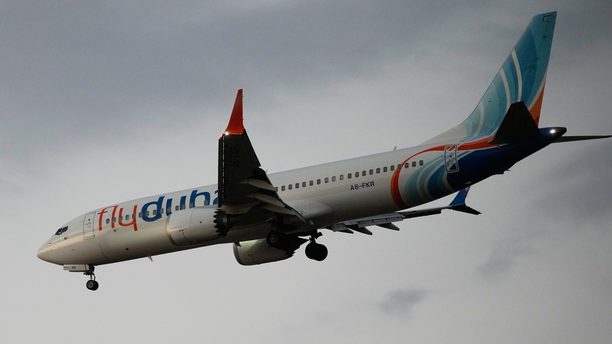 Phi công 'nhảy qua đám đông' để cứu máy bay flydubai