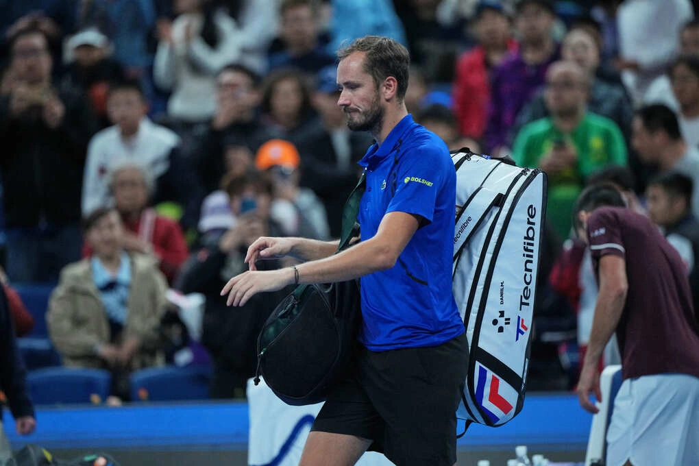 Medvedev rời sân sau khi bị truất quyền thi đấu ở bán kết Trung Quốc Mở rộng gặp Djokovic, tại Trung tâm Quần vợt Quốc gia ở Bắc Kinh, Trung Quốc ngày 5/10/2026. Ảnh: AP