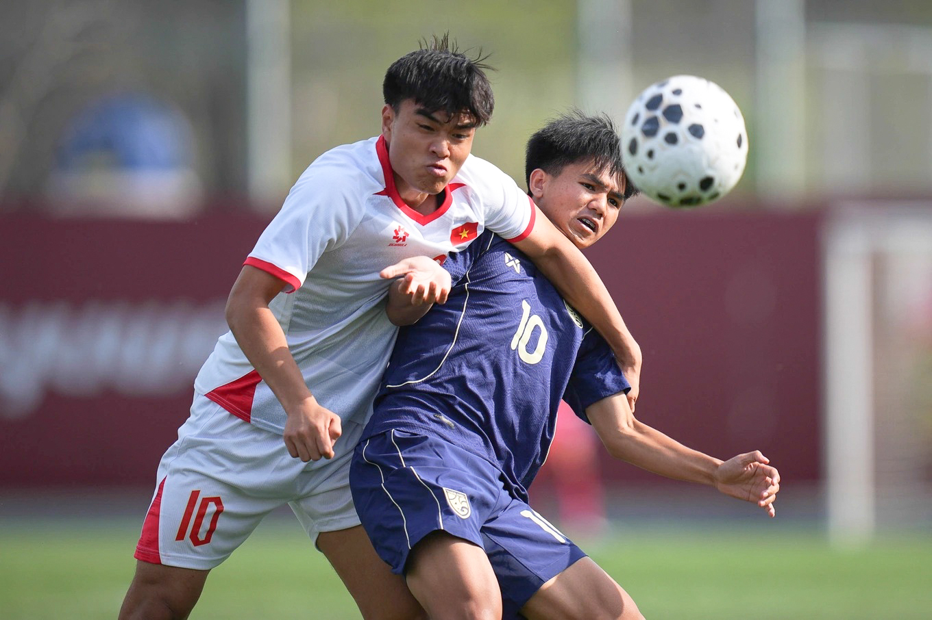 Công Phương của U.23 Việt Nam đối đầu U.23 Thái Lan tại giải giao hữu CFA Team China