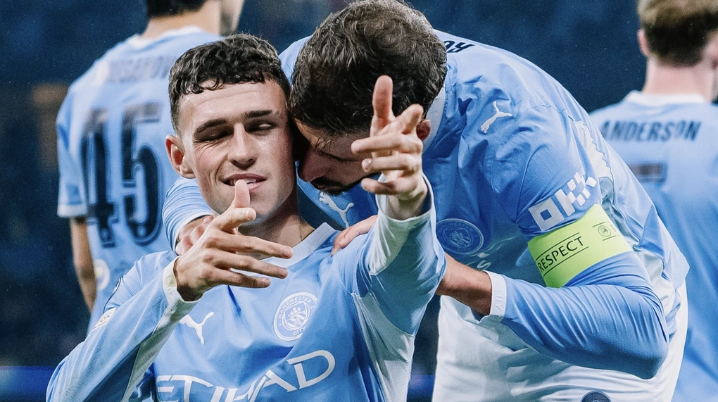 Phil Foden (trái) ăn mừng sau khi hoàn tất cú hat-trick. Ảnh: Man City