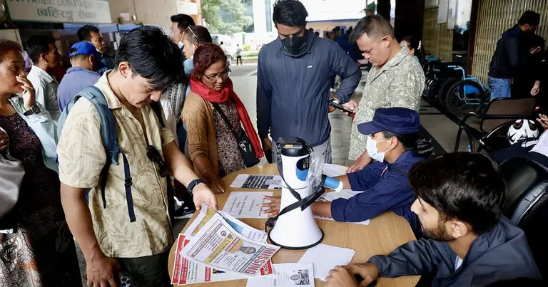 Sau lũ quét ở Nepal: Vợ ngóng tin chồng, cha vay nợ đi tìm con gái
