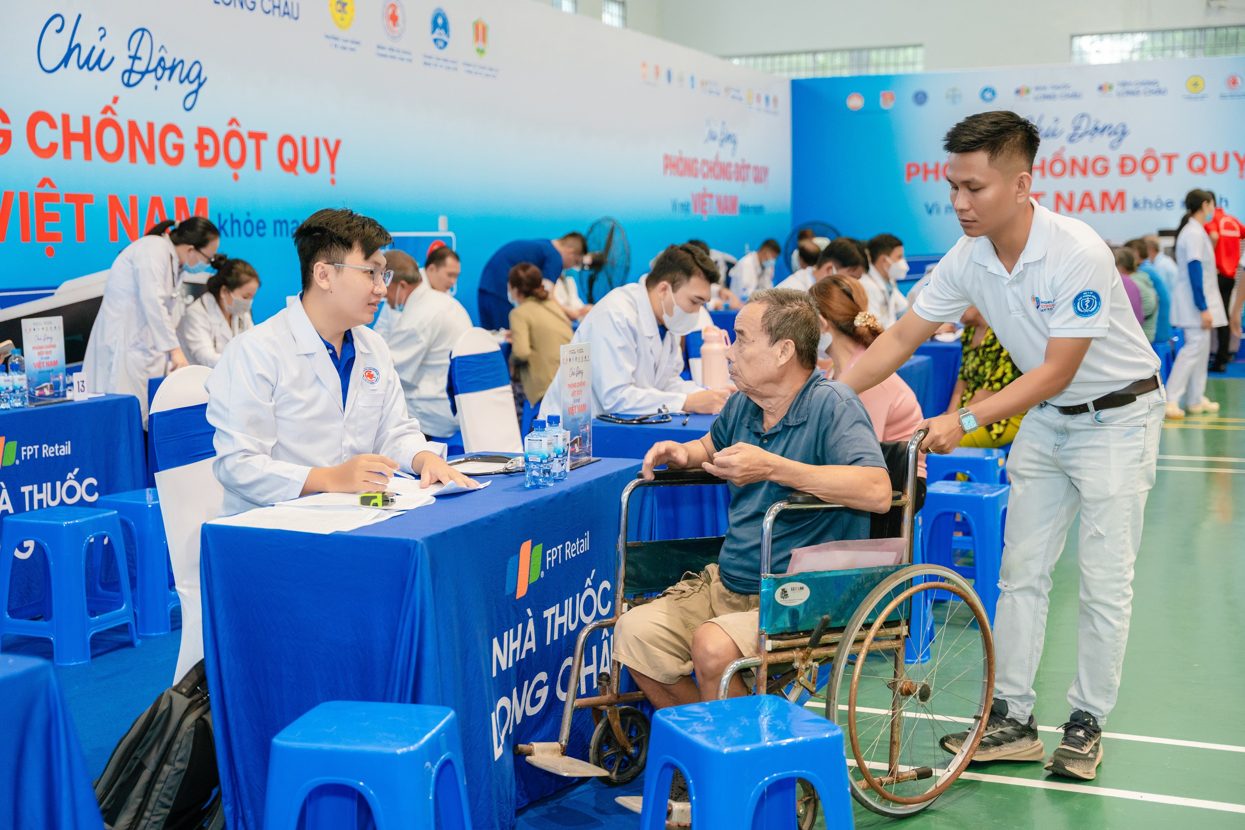Suốt 6 năm qua, chương trình "Long Châu sẻ chia" bền bỉ đưa các hoạt động chăm sóc, tầm soát sức khỏe miễn phí đến nhiều địa phương trên cả nước - Ảnh: Hoàng Khánh