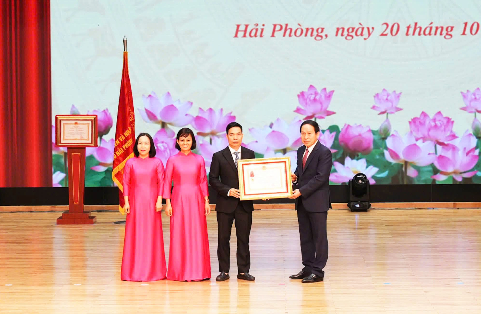 Phó thủ tướng Lê Tiến Châu trao Huân chương Lao động hạng ba cho Đảng bộ Trường THCS Hồng Bàng, phường Hồng Bàng, TP Hải Phòng - Ảnh: ĐÀM THANH