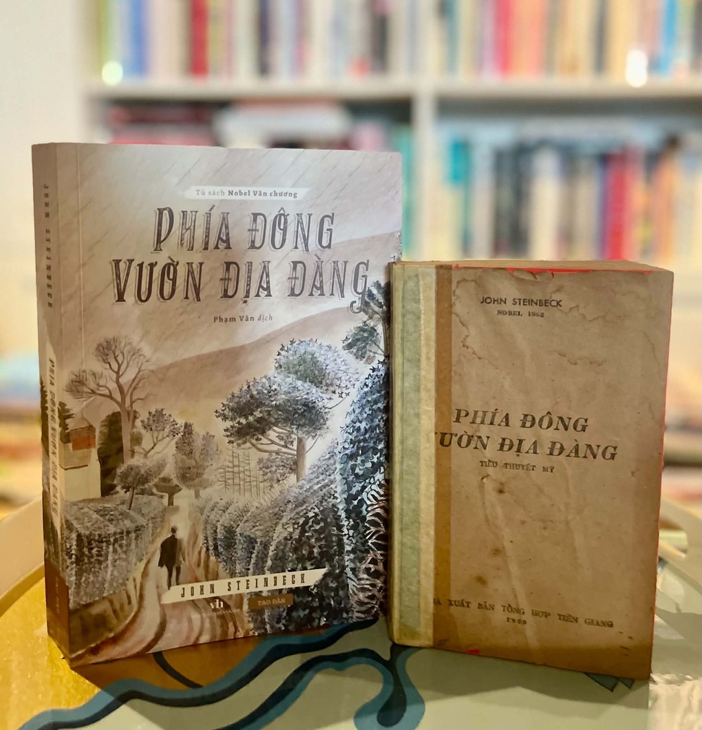 Hai bản dịch "Phía đông vườn địa đàng" của John Steinbeck. Ảnh: Lê Hồng Lâm