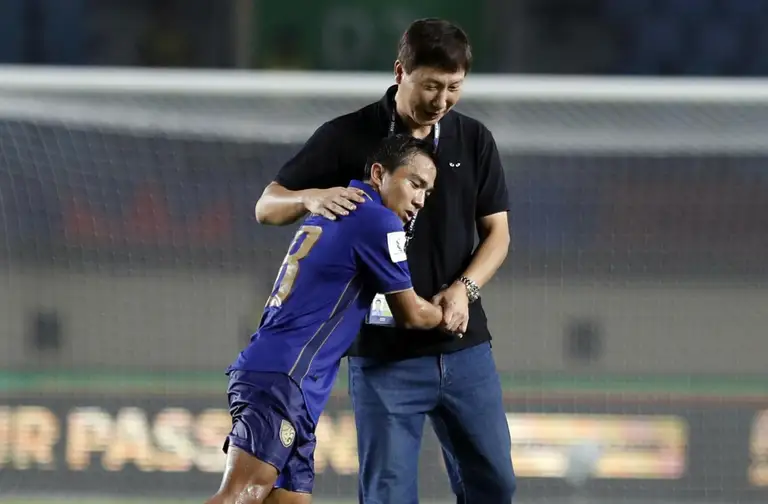 Ngôi sao Chanathip Songkrasin của Thái Lan và HLV Kim Sang Sik sau trận - Ảnh: ANH KHOA