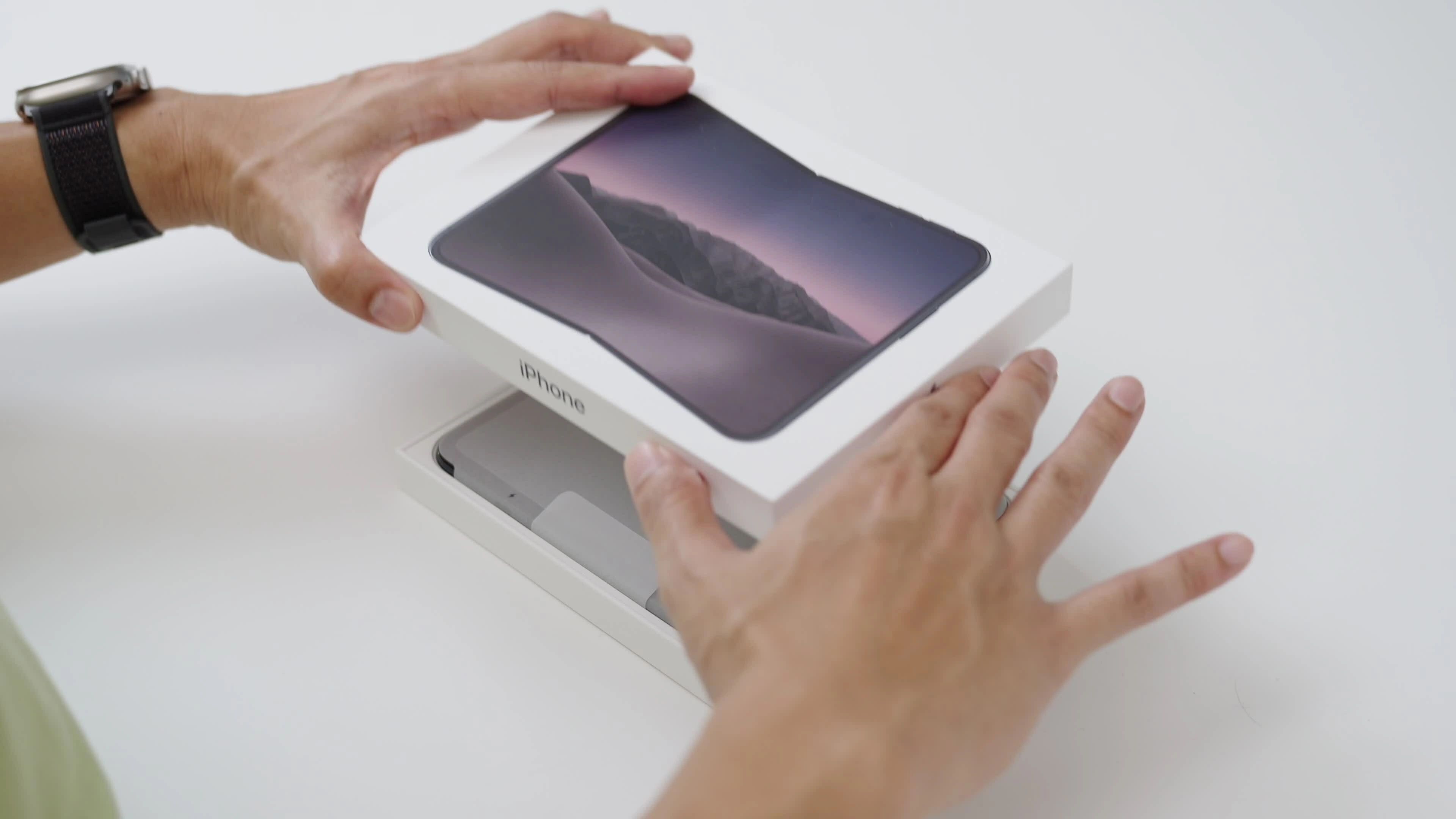 Mở hộp iPhone Duo trước mở bán