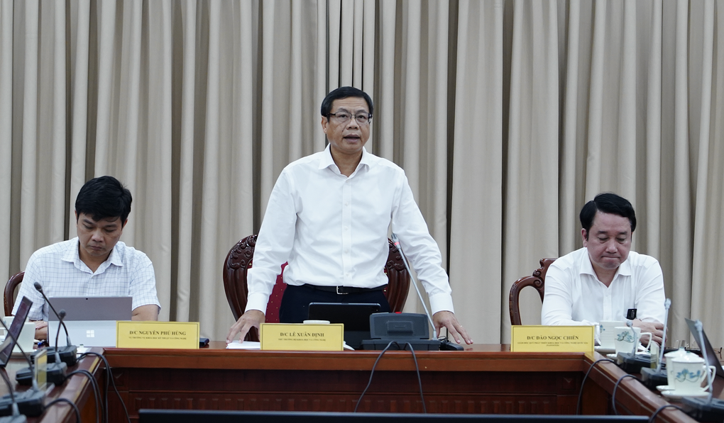 Thứ trưởng Lê Xuân Định phát biểu tại Hội nghị triển khai Chương trình khoa học, công nghệ và đổi mới sáng tạo quốc gia đặc biệt về công nghệ chiến lược, chiều 23/9. Ảnh: TTTT