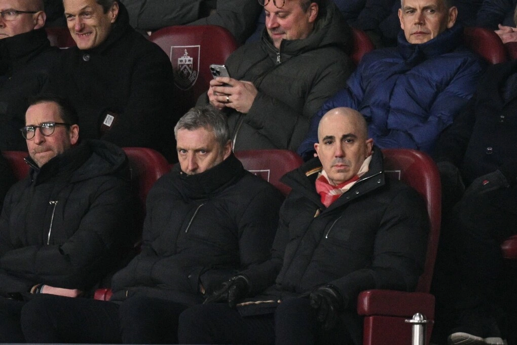 Giám đốc điều hành Omar Berrada (phải) và Giám đốc bóng đá Jason Wilcox (giữa) của Man Utd ngồi trên khán đài trong trận gặp Burnley tại Ngoại hạng Anh trên sân Turf Moor, Burnley, Anh, ngày 7/1/2026. Ảnh: AFP