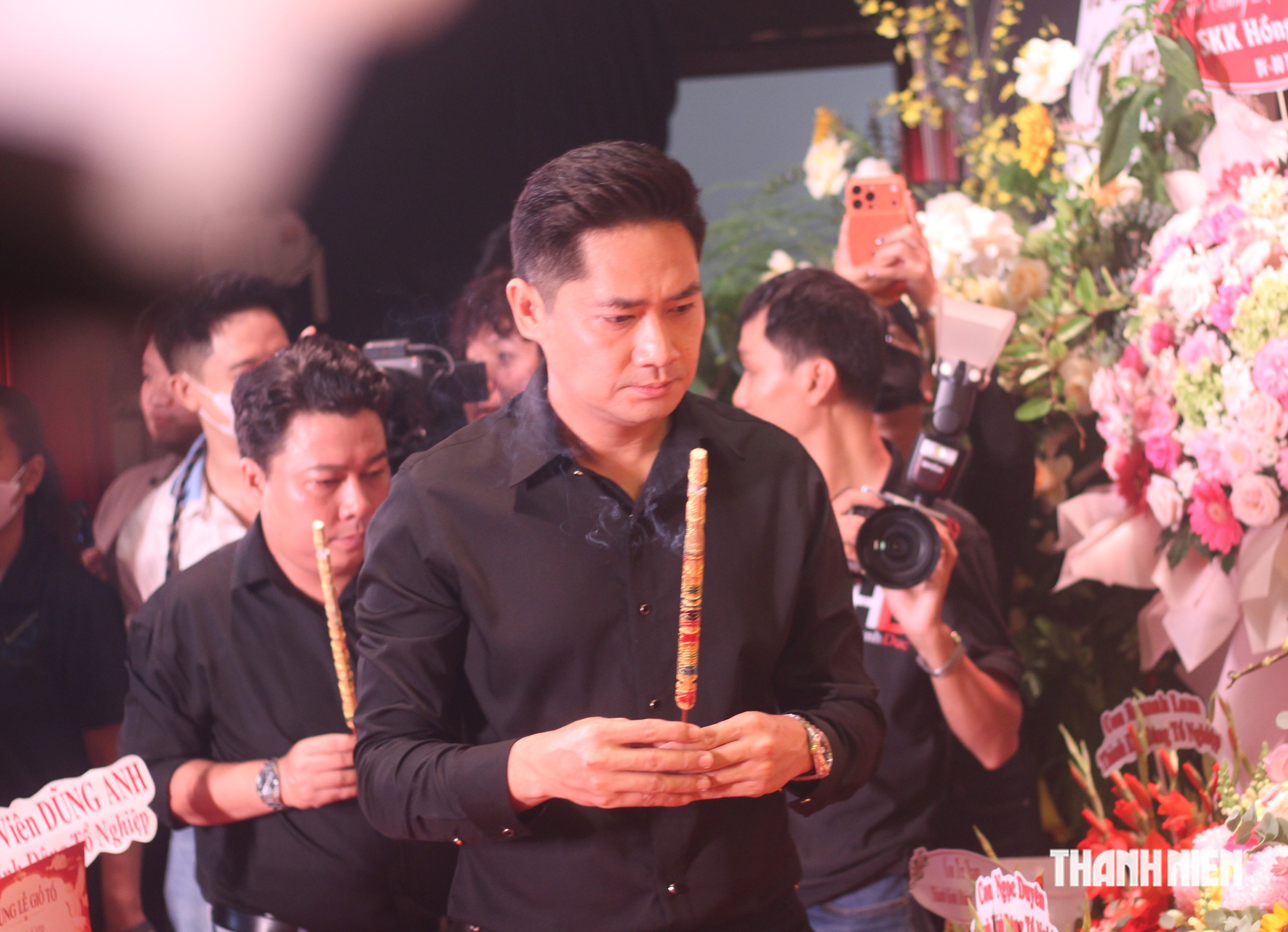 Diễn viên Minh Luân hướng lòng thành đến Tổ nghiệp. Dù bận rộn với các dự án phim ảnh, anh vẫn dành sự tâm huyết cho các dự án của sân khấu kịch