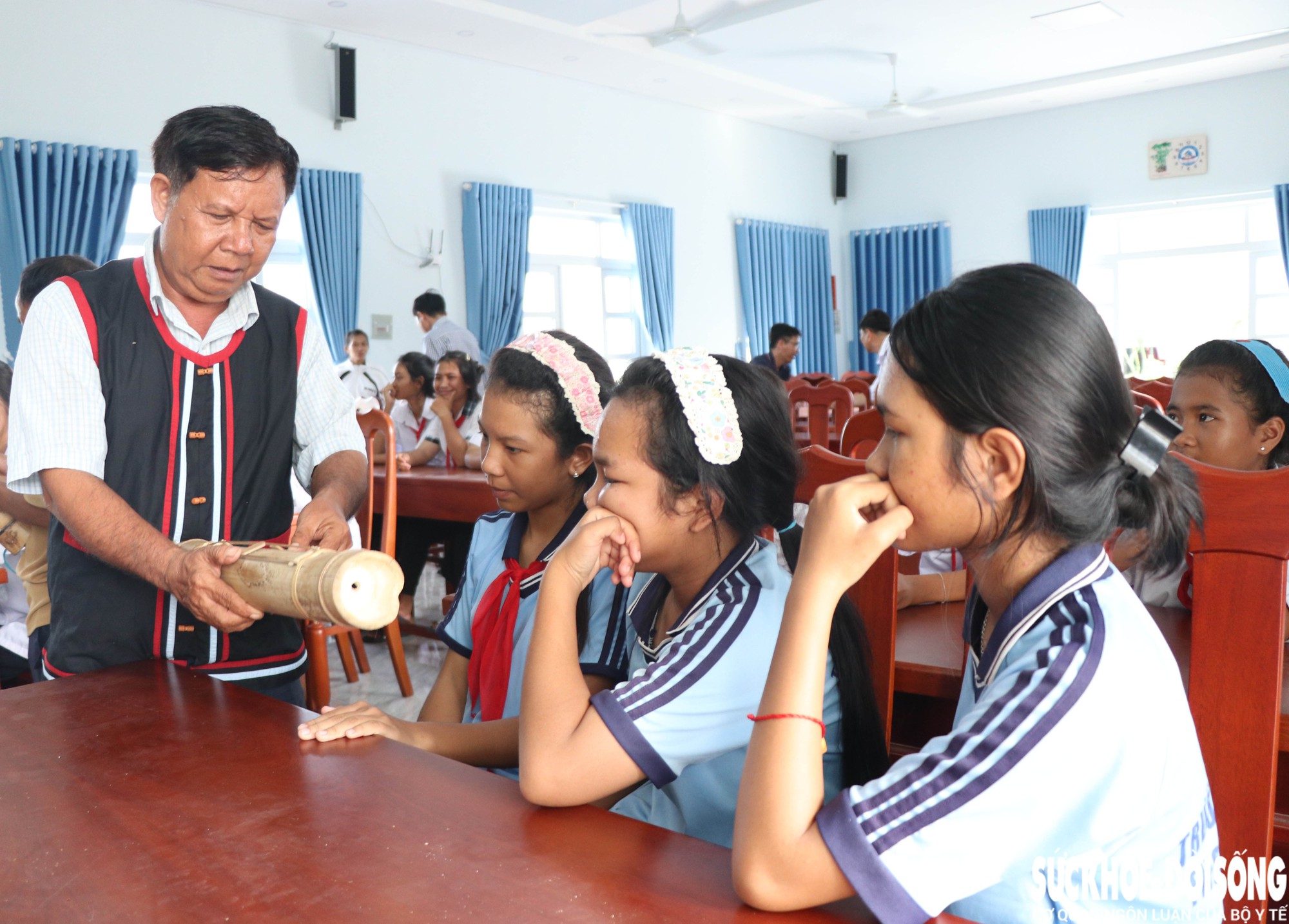 Nhiều học sinh chăm chú nghe các nghệ nhân giới thiệu về đàn Chapi. Ảnh: Duy Ngọc.