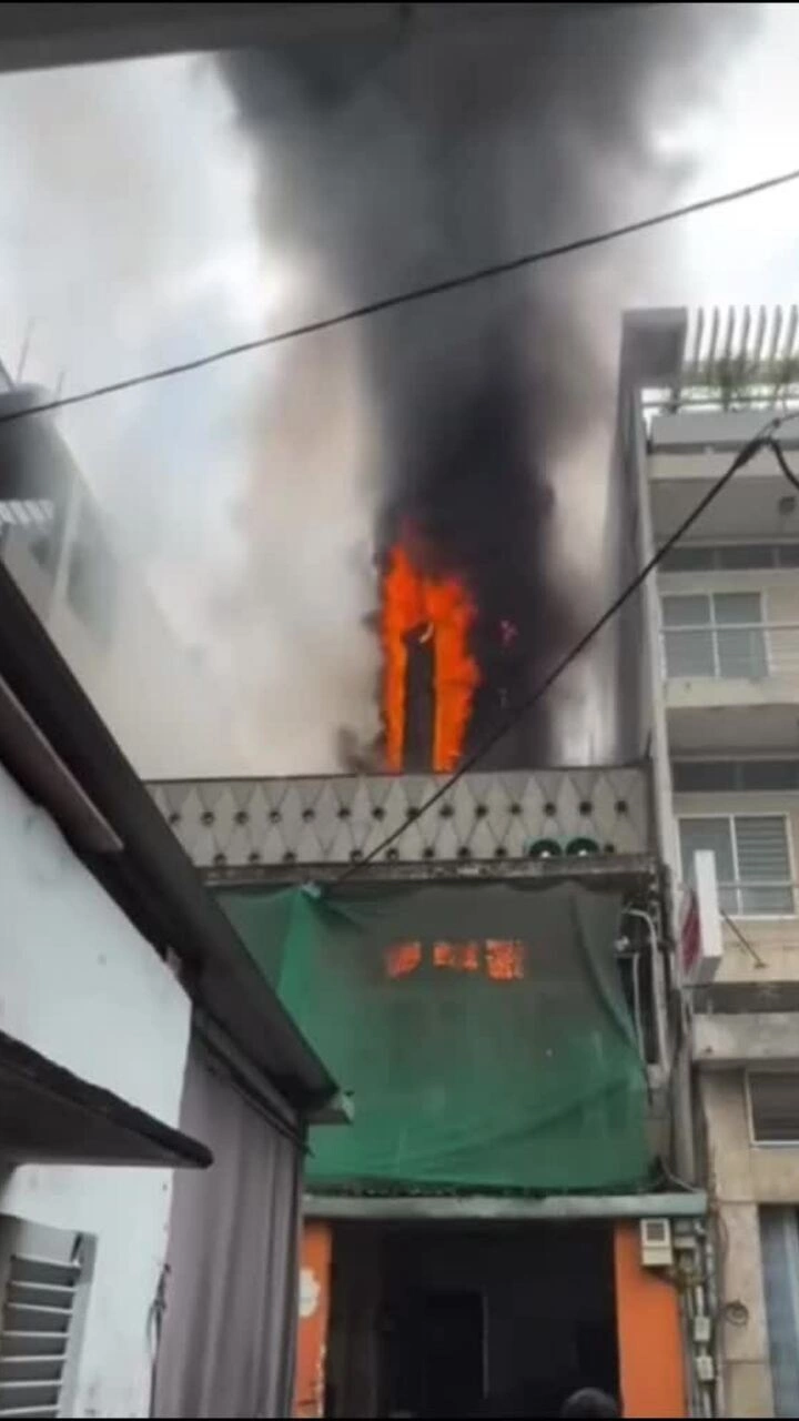 Hiện trường vụ cháy nhà 2 tầng trên đường Nguyễn Chí Thanh. Video: Minh Bằng