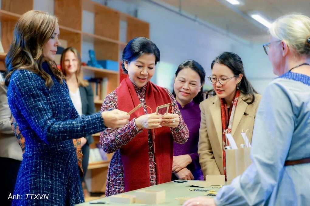Phu nhân Tổng Bí thư, Chủ tịch nước và Hoàng hậu Đan Mạch tham quan thư viện. Ảnh: TTXVN