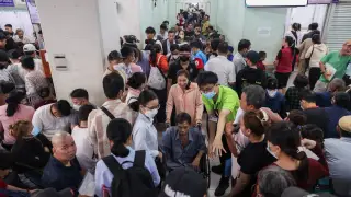 Chen chúc từ rạng sáng chờ khám tại Bệnh viện Chợ Rẫy