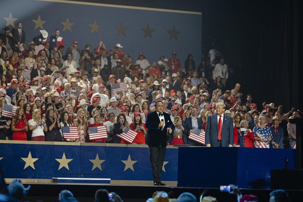 Tổng thống Trump đứng trên sân khấu dõi theo ca sĩ biểu diễn tại Đại hội Bầu cử giữa kỳ 2026 của đảng Cộng hòa ở Dallas, Texas, ngày 10/9. Ảnh: AFP