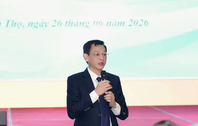 Ông Nguyễn Tri Thức tại một hội thảo về khoa học - công nghệ y tế