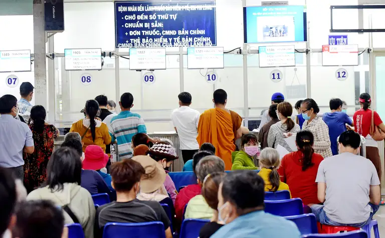 Bệnh nhân nhận thuốc tại Bệnh viện Chợ Rẫy TP.HCM - Ảnh: DUYÊN PHAN