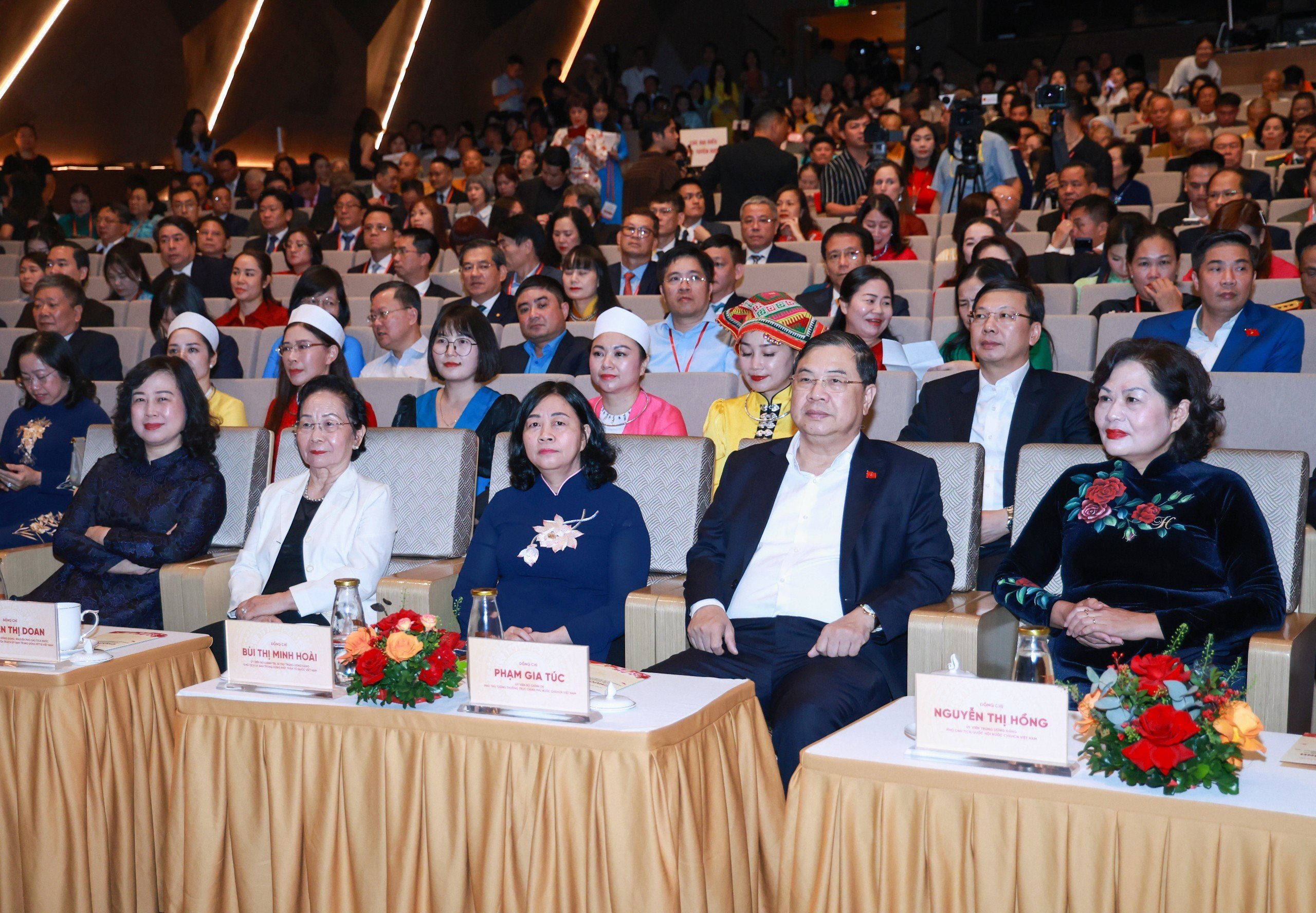 Bà Bùi Thị Minh Hoài, ông Phạm Gia Túc và các đại biểu tham dự chương trình