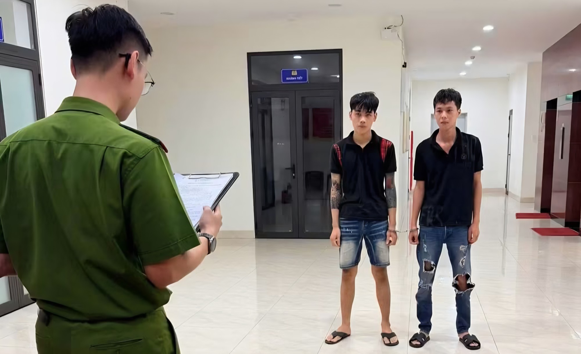 Công an thành phố Đà Nẵng khởi tố vụ án, khởi tố bị can, tạm giam 2 bị can cướp xe máy